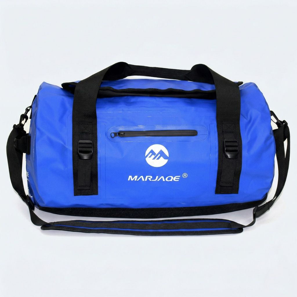 Sac étanche bleu vif format duffle 30L, vue frontale, poche frontale zippée et bandoulière noire réglable