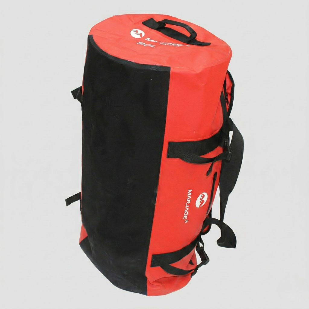 Sac de voyage étanche rouge et noir format duffle, sangles de compression noires, 90 litres de capacité Image