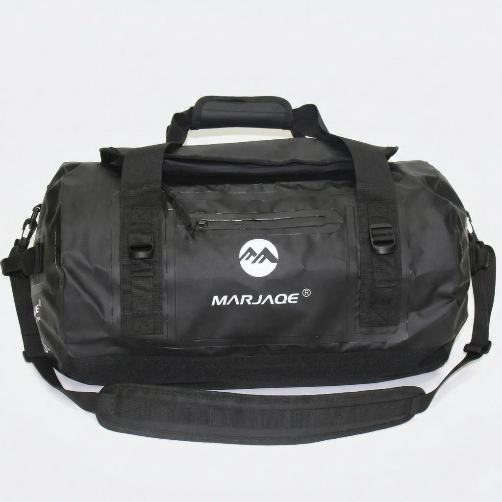 Sac étanche moto noir format duffle, vue frontale, poche frontale zippée et bandoulière noire réglable incluse