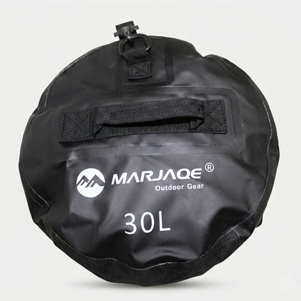 Extrémité circulaire du sac imperméable noir 30L avec poignée de portage latérale et logo blanc en relief
