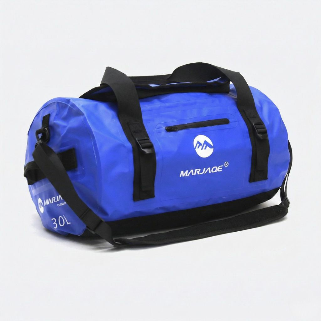Sac de voyage étanche bleu vif 30L format duffle posé en biais, imperméable avec poche frontale et sangles noires