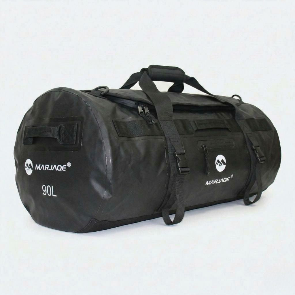 Sac imperméable noir 90L format duffle cylindrique vu de 3/4, sangles de fixation et bretelles sac à dos