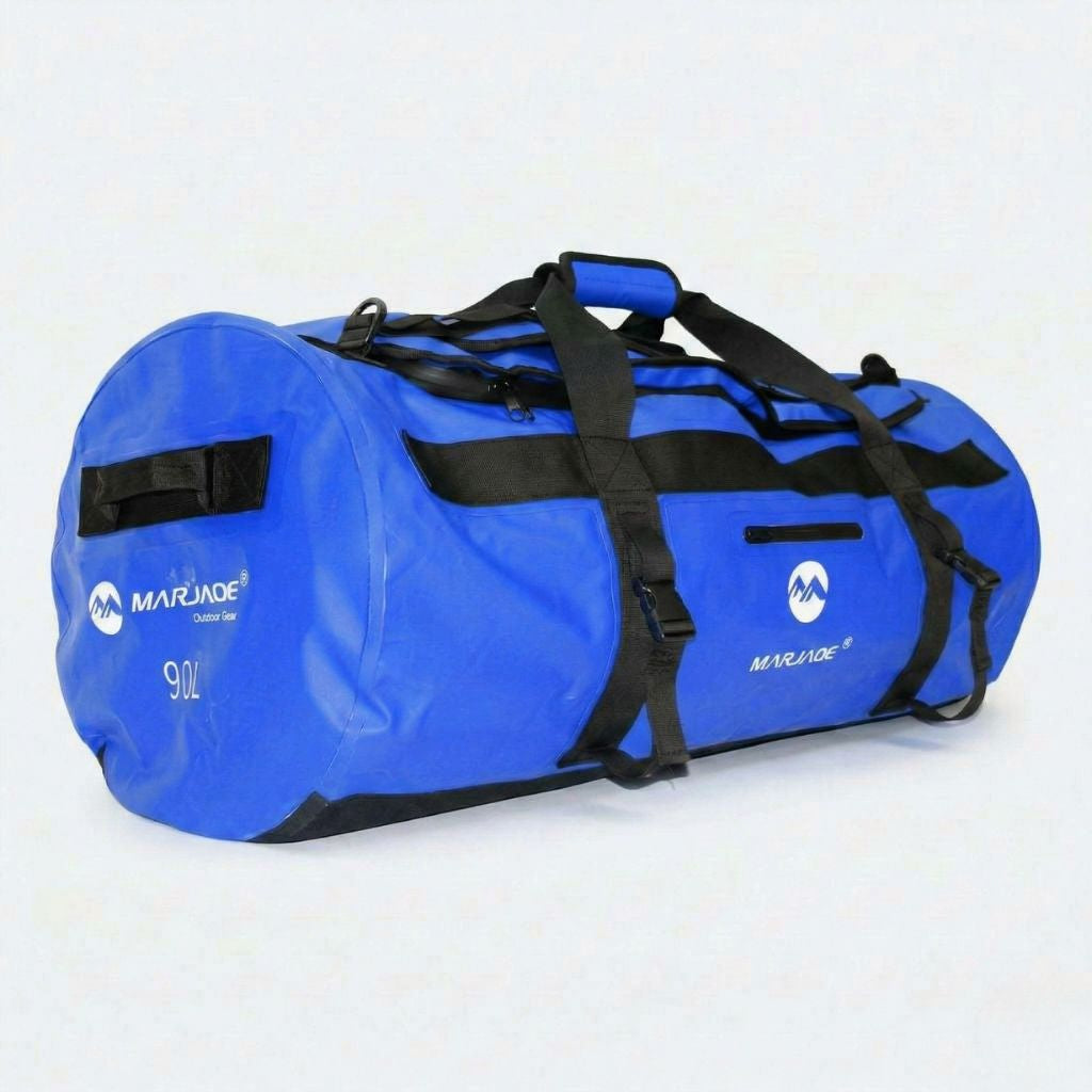 Sac étanche bleu vif 90L grand format vu de 3/4, sangles de fixation larges et bretelles sac à dos repliables
