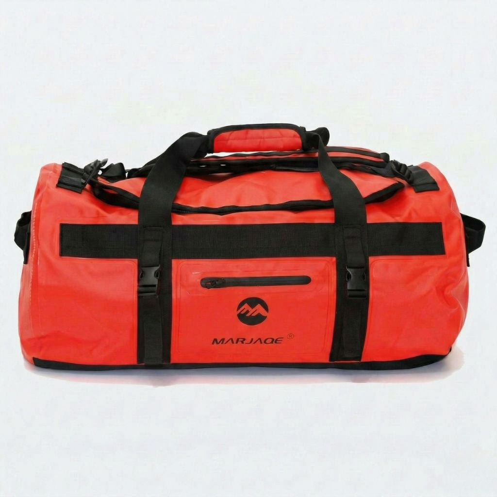 Sac imperméable rouge vif grand format vue frontale, bretelles sac à dos visibles et poche frontale zippée noire
