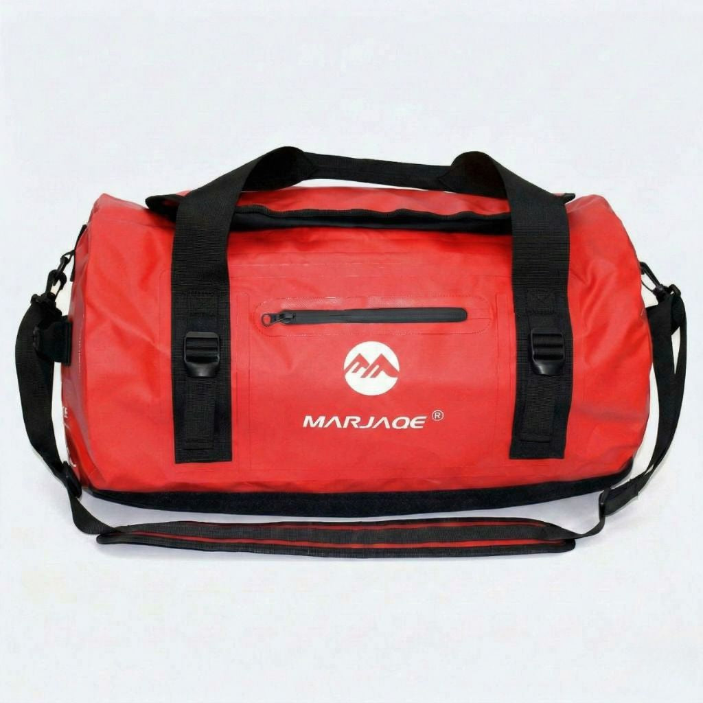 Sac imperméable moto rouge format duffle moyen, vue frontale avec bandoulière noire réglable et poche zippée