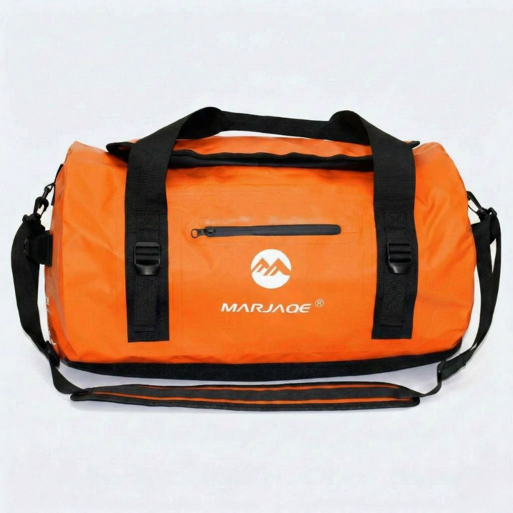 Sac étanche moto orange format duffle avec bandoulière réglable, poche frontale zippée et sangles de maintien