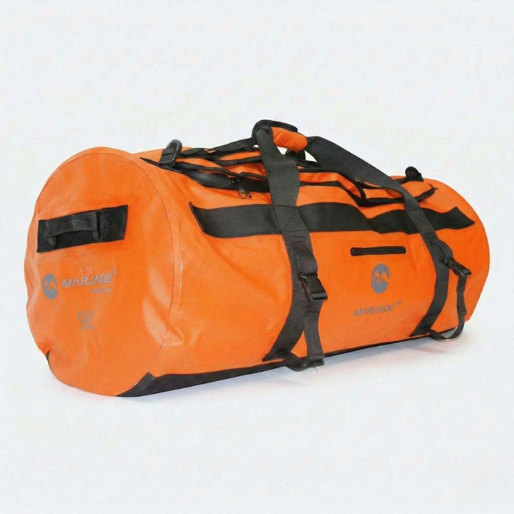 Sac de voyage imperméable orange 90L format duffle cylindrique vu de 3/4, bretelles sac à dos et sangles noires