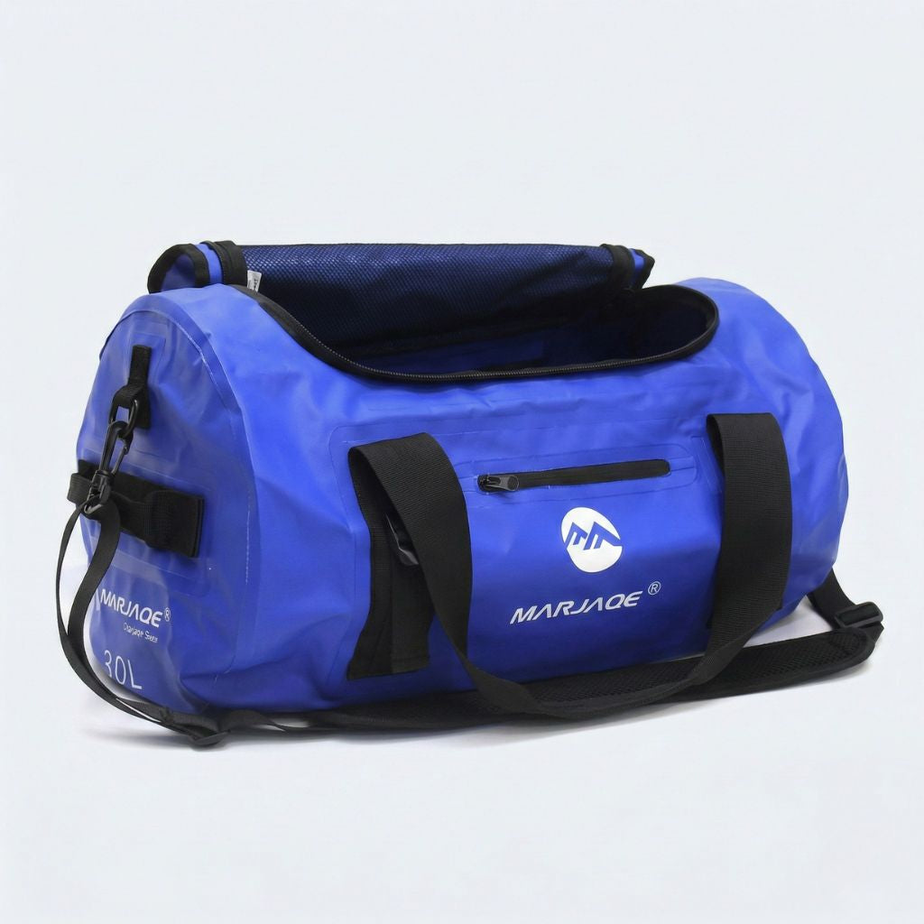 Sac étanche bleu 30L ouvert de dessus révélant le compartiment principal et la poche mesh intérieure