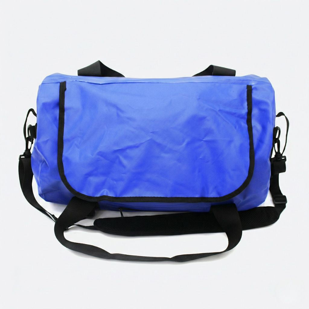 Vue arrière du sac imperméable bleu vif format duffle, surface lisse bleue avec bandoulière noire réglable