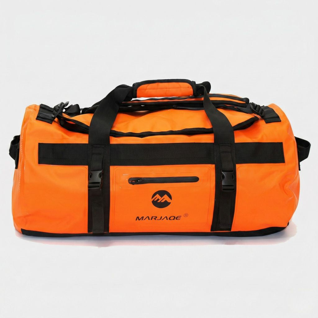 Sac étanche moto orange vif grand format, vue frontale avec bretelles sac à dos et poche frontale zippée noire