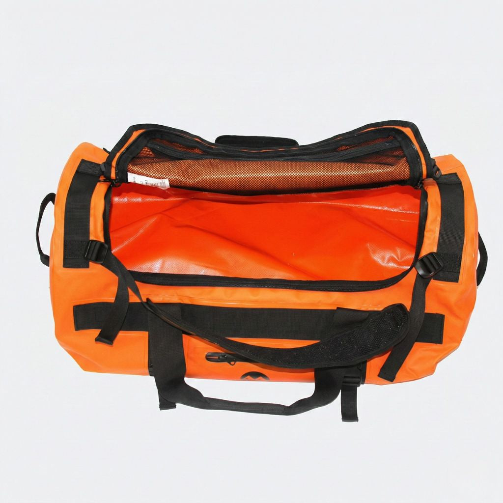 Sac étanche orange vif ouvert de dessus montrant intérieur spacieux, doublure orange et poche mesh intégrée