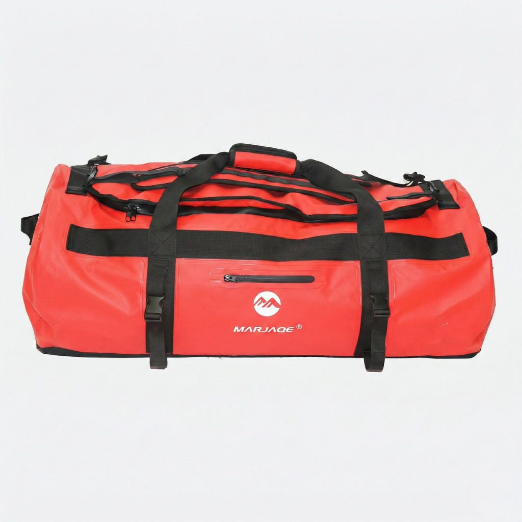 Sac de voyage étanche rouge vif grand format, vue frontale avec bretelles sac à dos et poche frontale noire