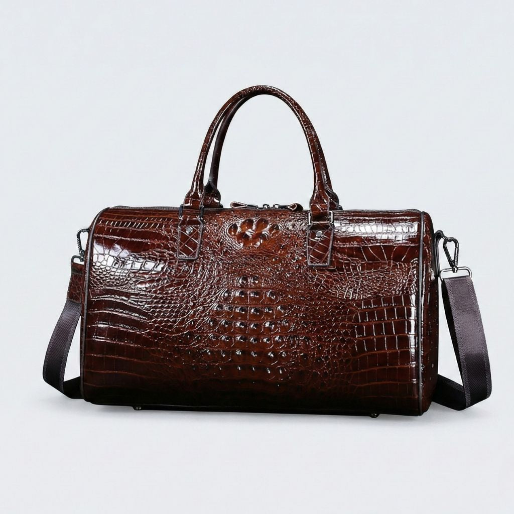 Sac de voyage en cuir embossé crocodile marron brillant format cabine, bandoulière réglable et pieds métal