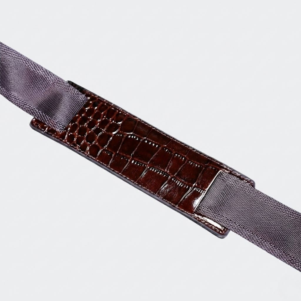 Bandoulière réglable avec épaulière en cuir croco brun intégrée sur sa sangle en tissu noir