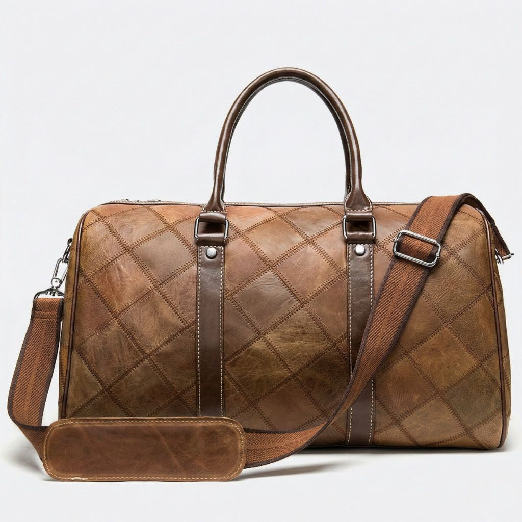 Sac de voyage cuir patchwork losanges cognac posé debout, anse et bandoulière réglable marron visibles