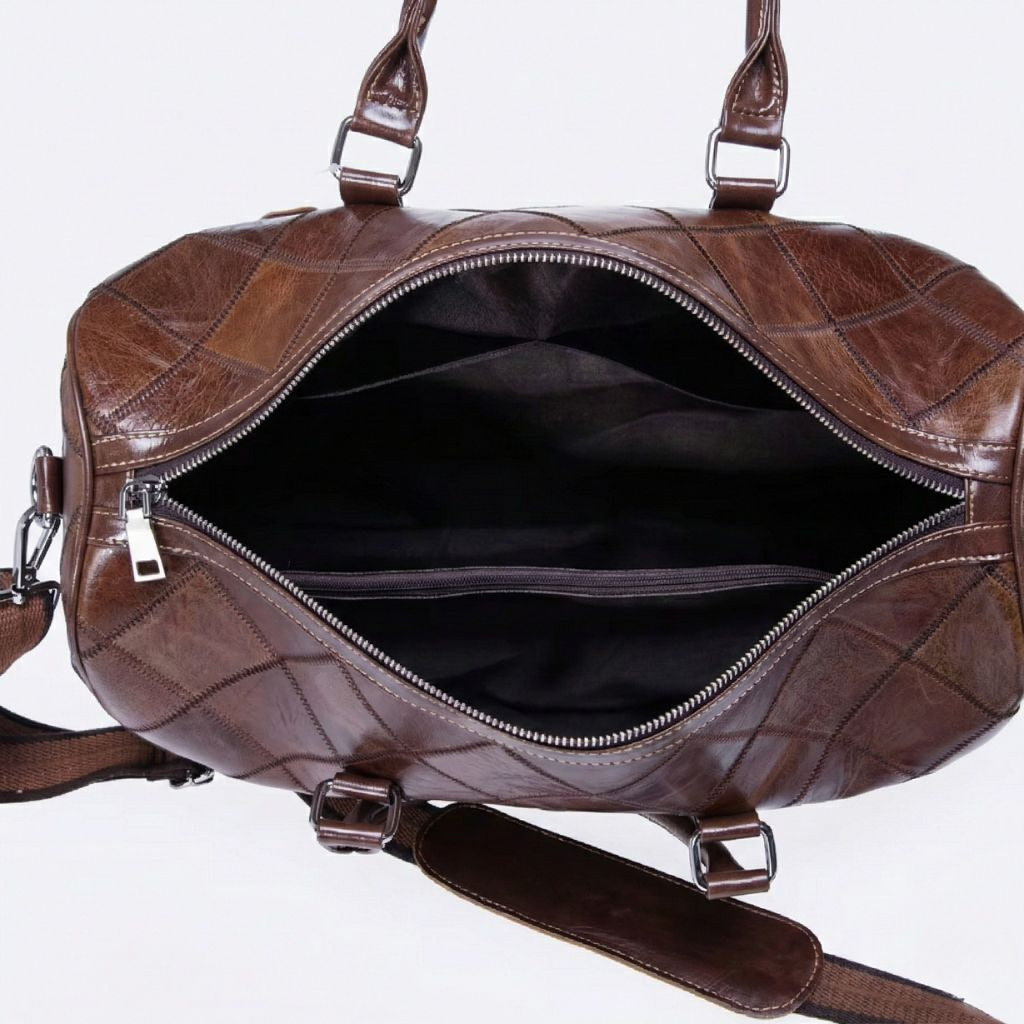 Intérieur du sac de voyage cabine cuir patchwork brun, compartiment principal ouvert avec doublure noire