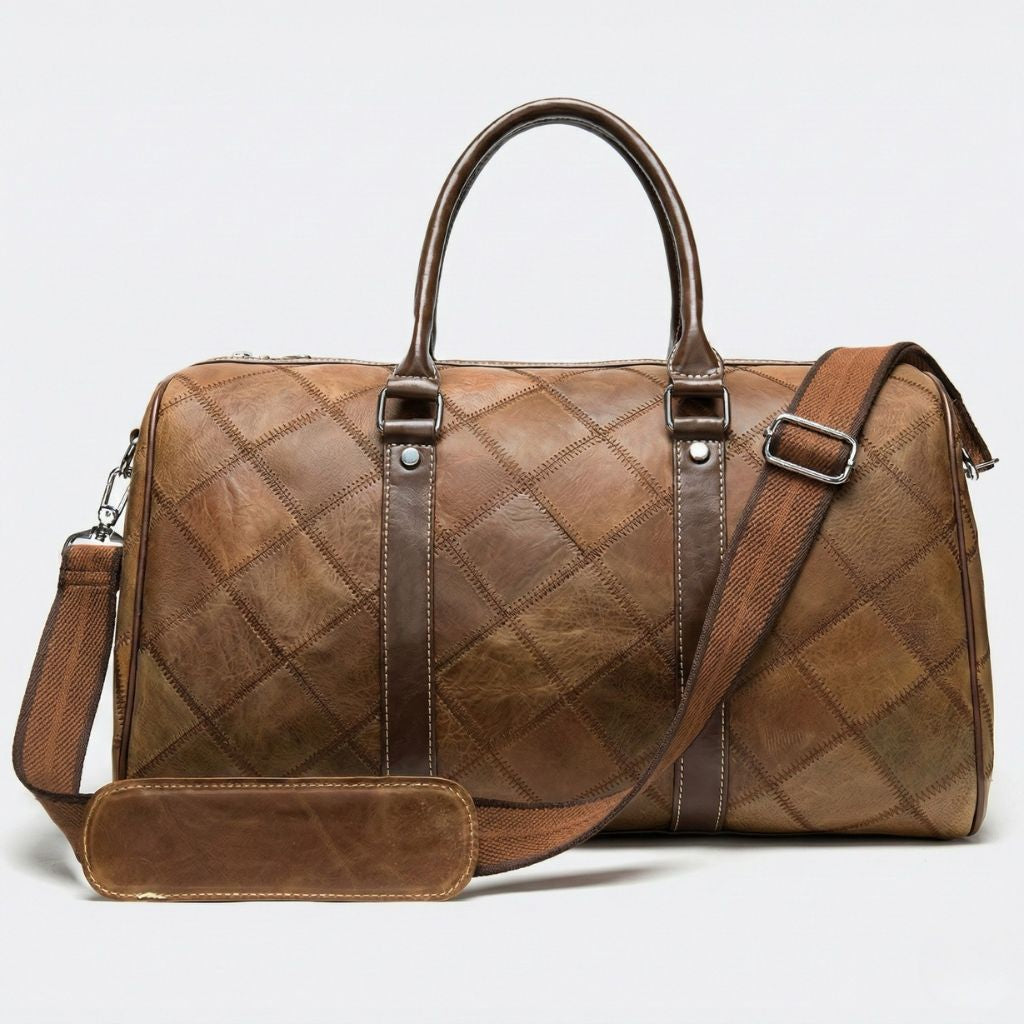 Sac de voyage cabine cuir patchwork losanges cognac, vue trois quarts, étiquette bagage et bretelle textile
