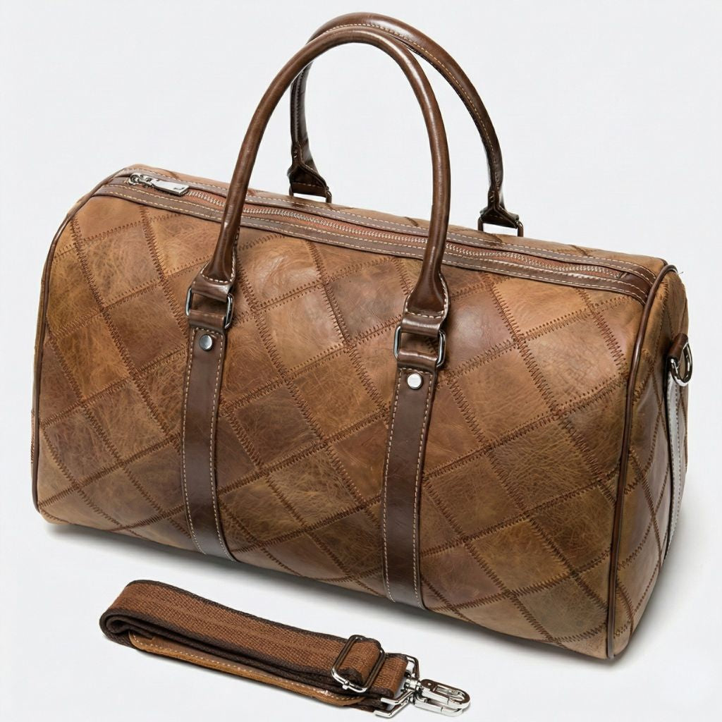 Sac de voyage cuir patchwork coloris cognac, vue arrière trois quarts, bandoulière textile posée au sol