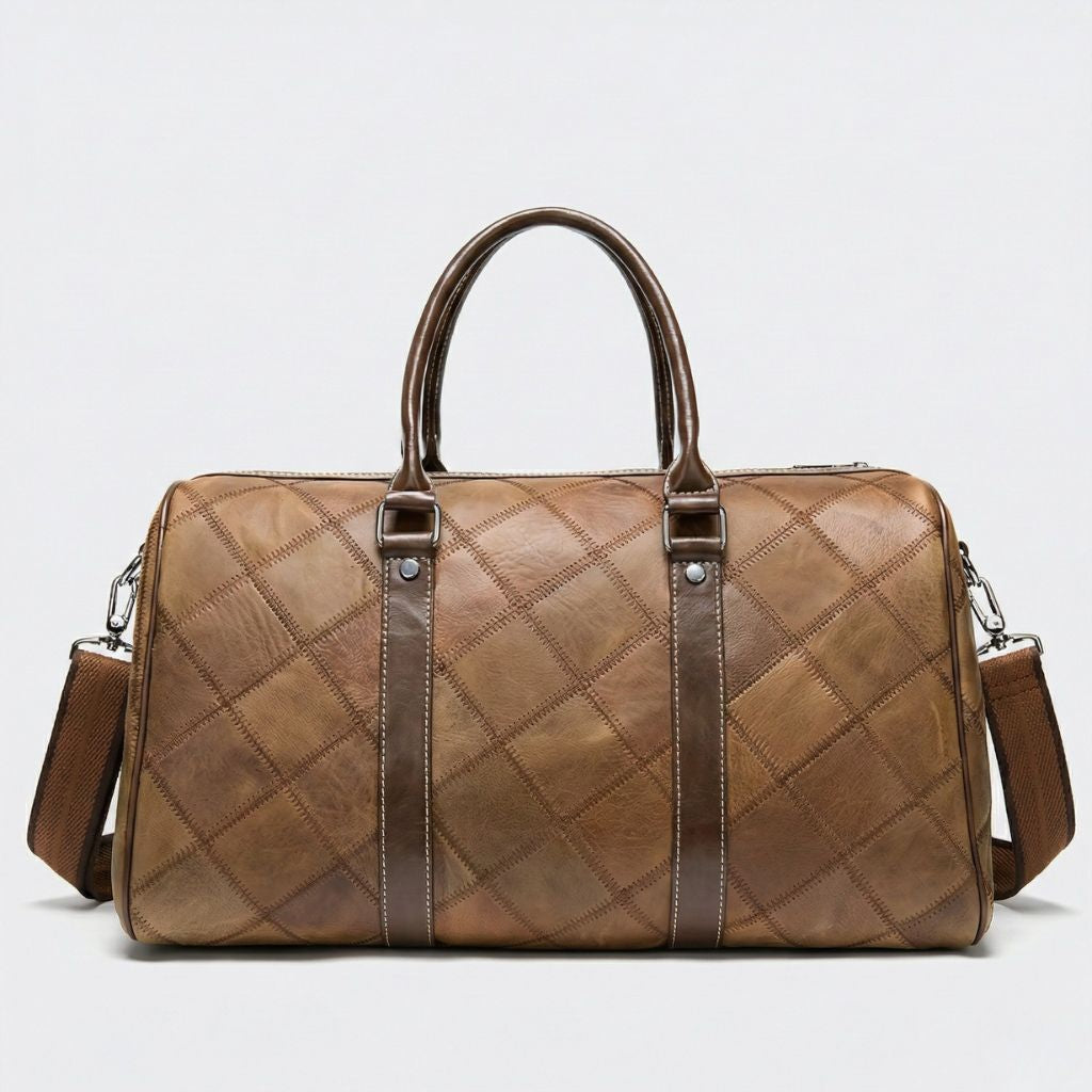 Vue de face du sac de voyage cuir patchwork losanges cognac, deux poignées rondes et fermeture éclair supérieure
