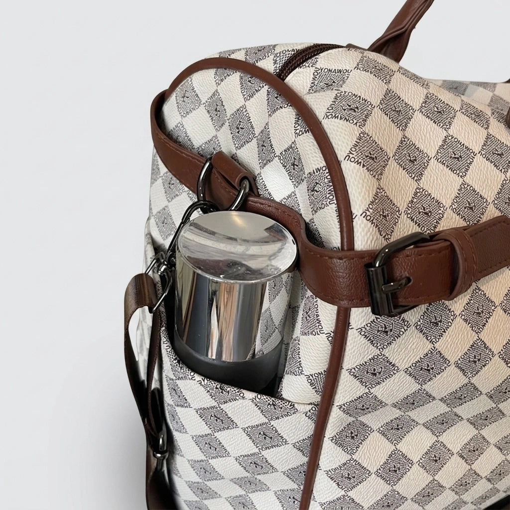 Poche latérale zippée du sac week-end damier beige avec gourde en inox et finitions cuir marron