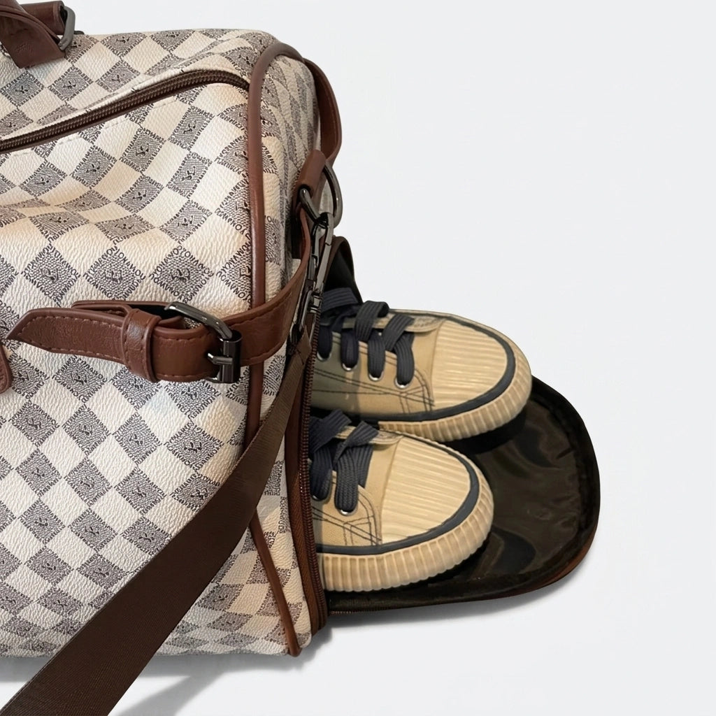 Compartiment chaussures ouvert du sac week-end damier beige avec baskets rangées à l'intérieur