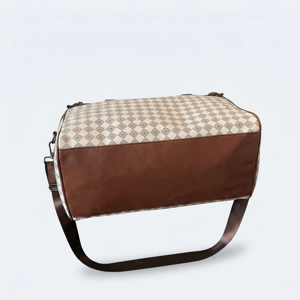 Dessous du sac week-end damier beige avec base renforcée en simili cuir marron et bandoulière