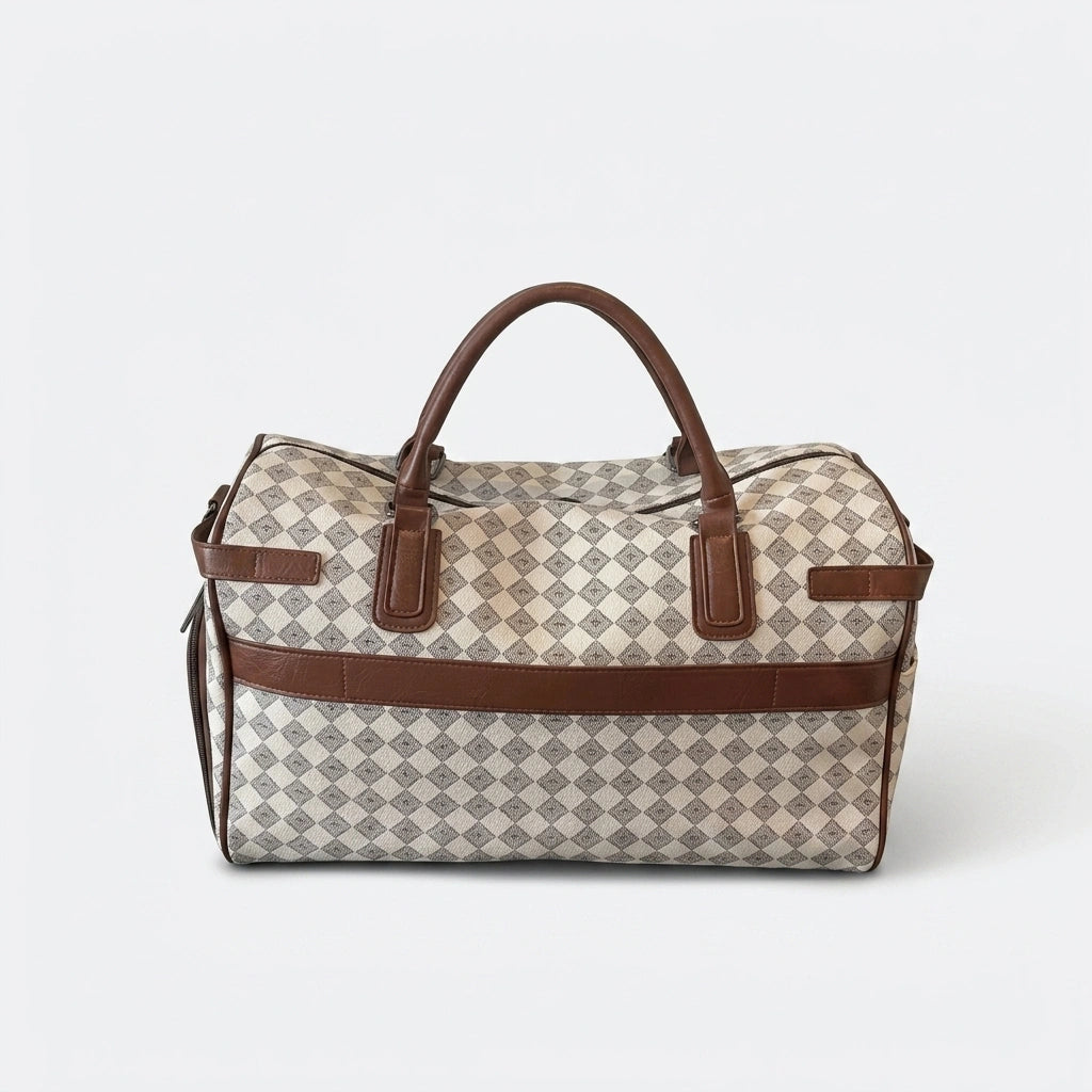 Sac week-end damier beige vu de face avec poignées rondes et garnitures en simili cuir marron