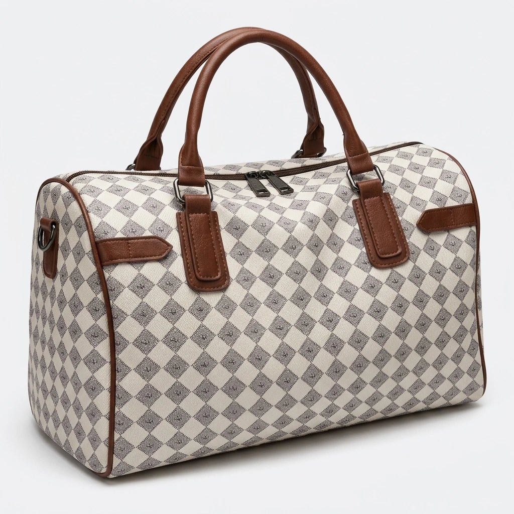 Sac week-end damier beige vu de trois quarts avec poignées et bandoulière ajustable marron