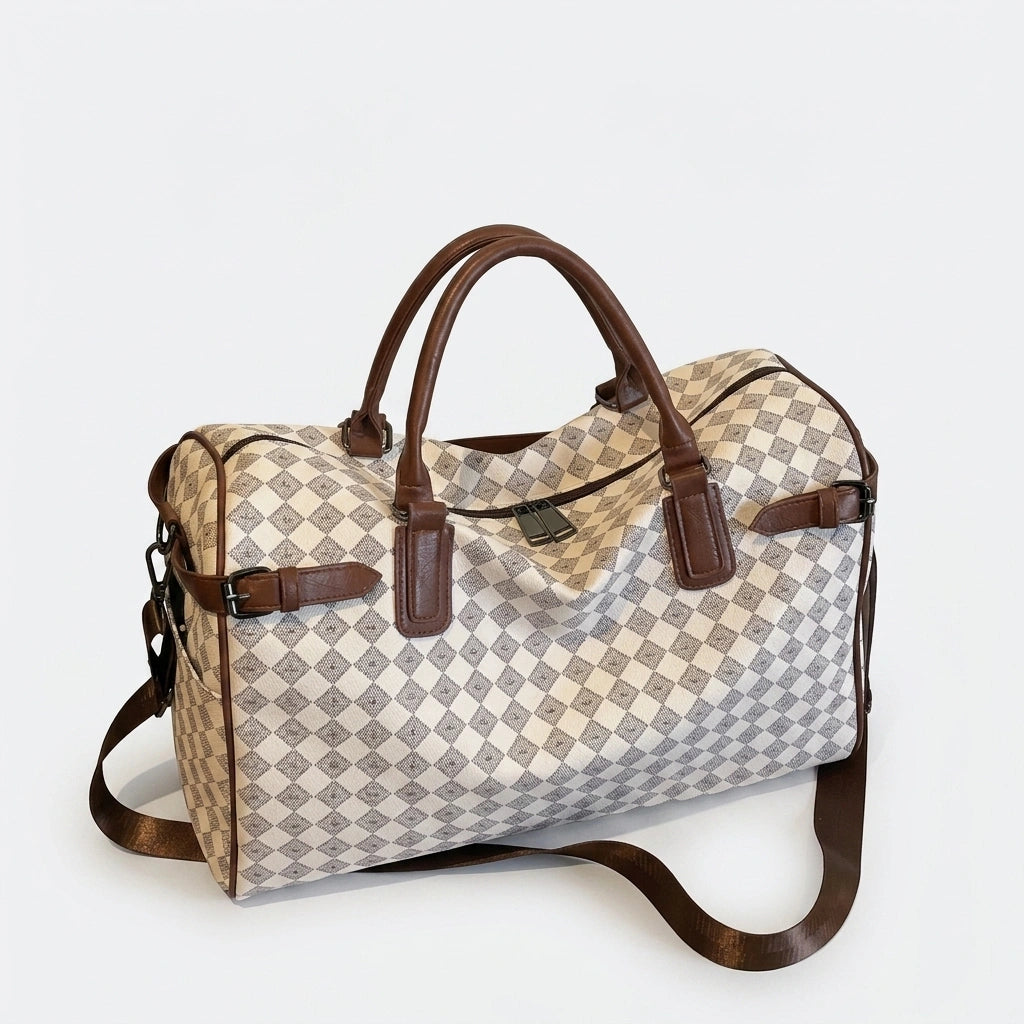Sac week-end damier beige clair vu de trois quarts avec bandoulière et fermeture éclair apparente