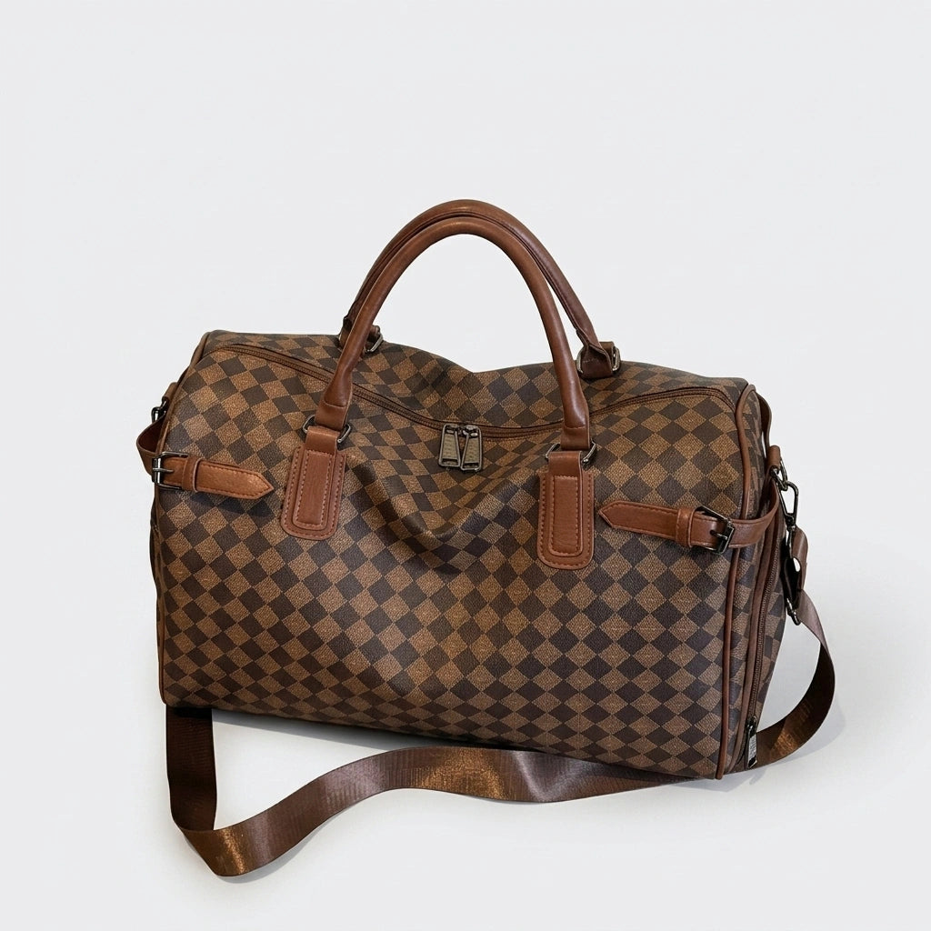 Sac week-end damier marron foncé avec bandoulière et compartiment latéral zippé, vue trois quarts