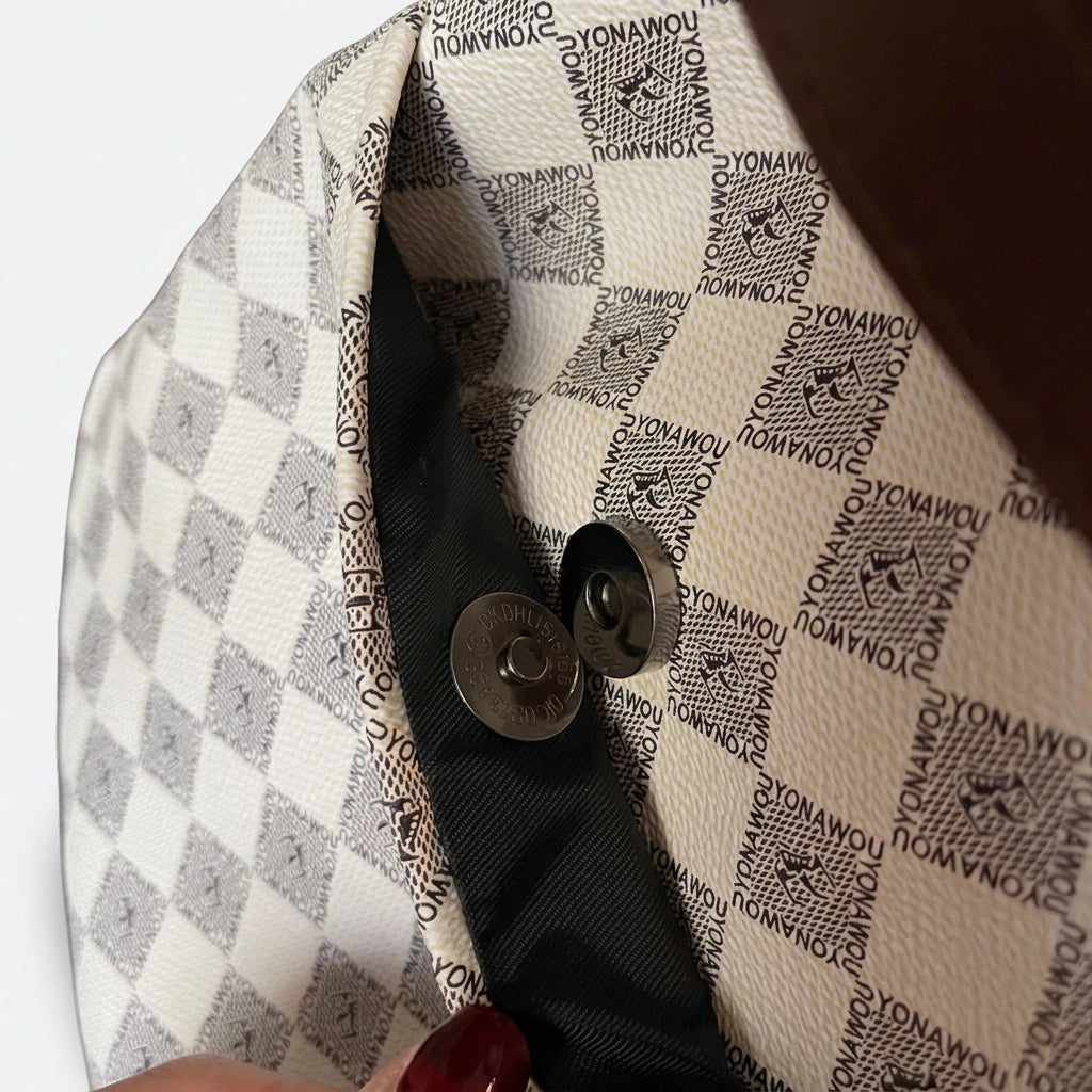 Fermeture magnétique à pression du sac week-end damier beige avec doublure noire et motif intérieur