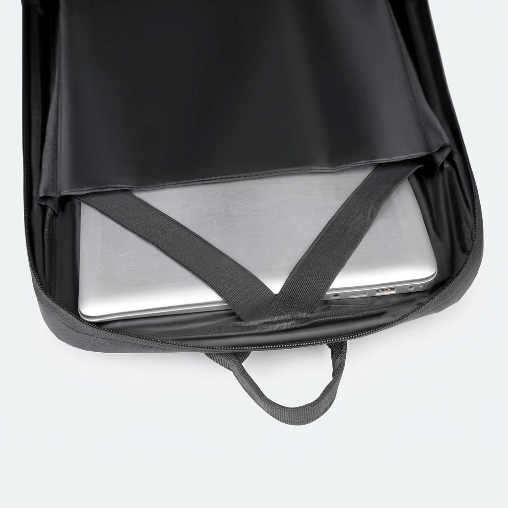Gros plan sur le compartiment laptop anti-chocs du sac à dos business avec sangles croisées de maintien