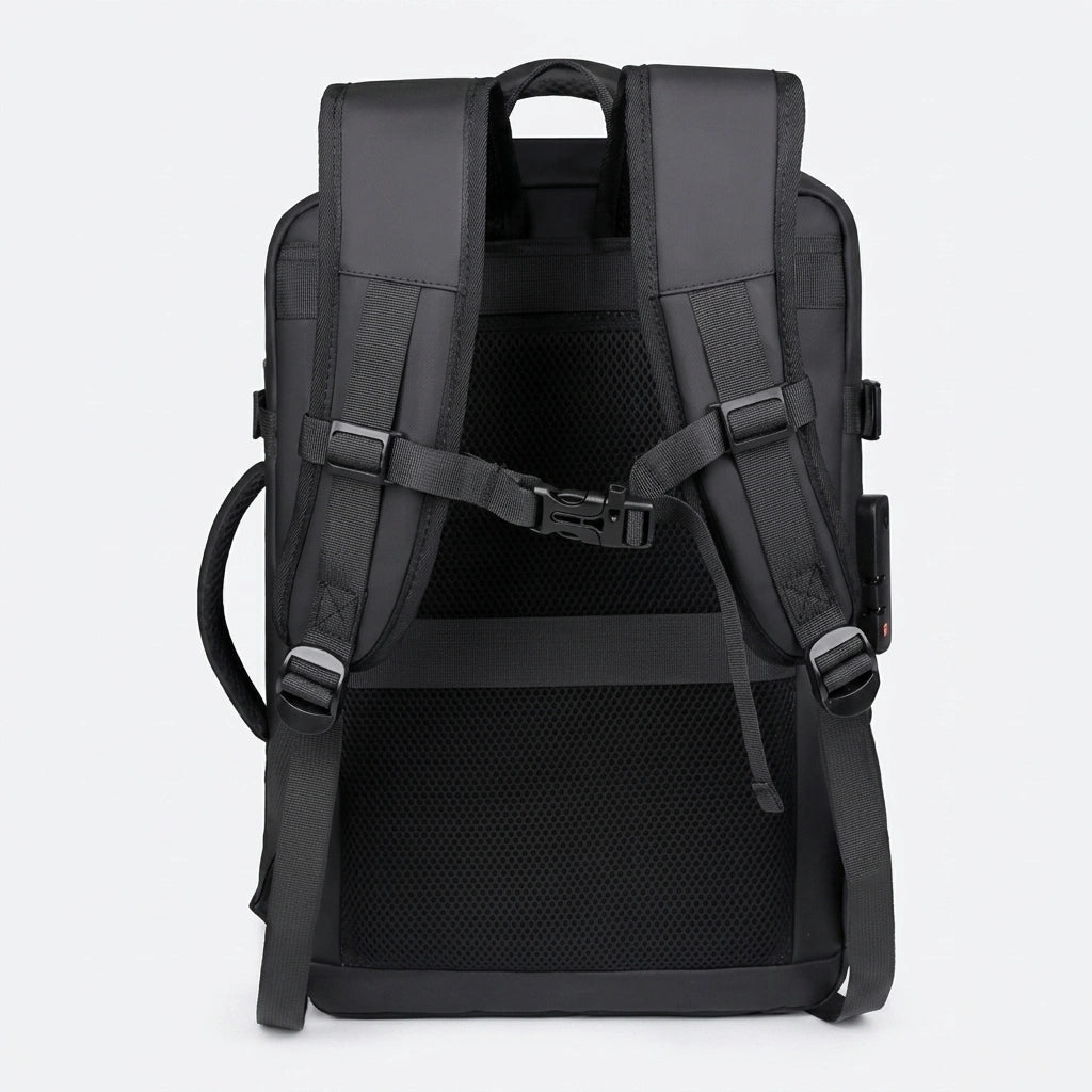 Vue arrière du sac à dos de voyage noir avec panneau dorsal en mesh respirant et sangle de poitrine
