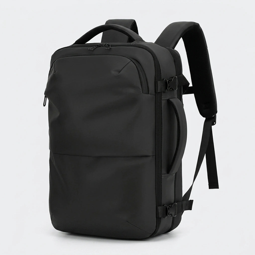 Sac à dos de voyage noir vue trois-quarts avec sangles de compression et bretelles rembourrées ajustables