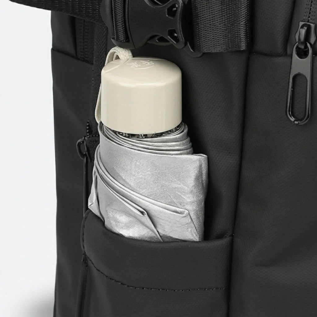 Détail de la poche latérale du sac à dos de voyage avec parapluie pliant rangé à l'intérieur