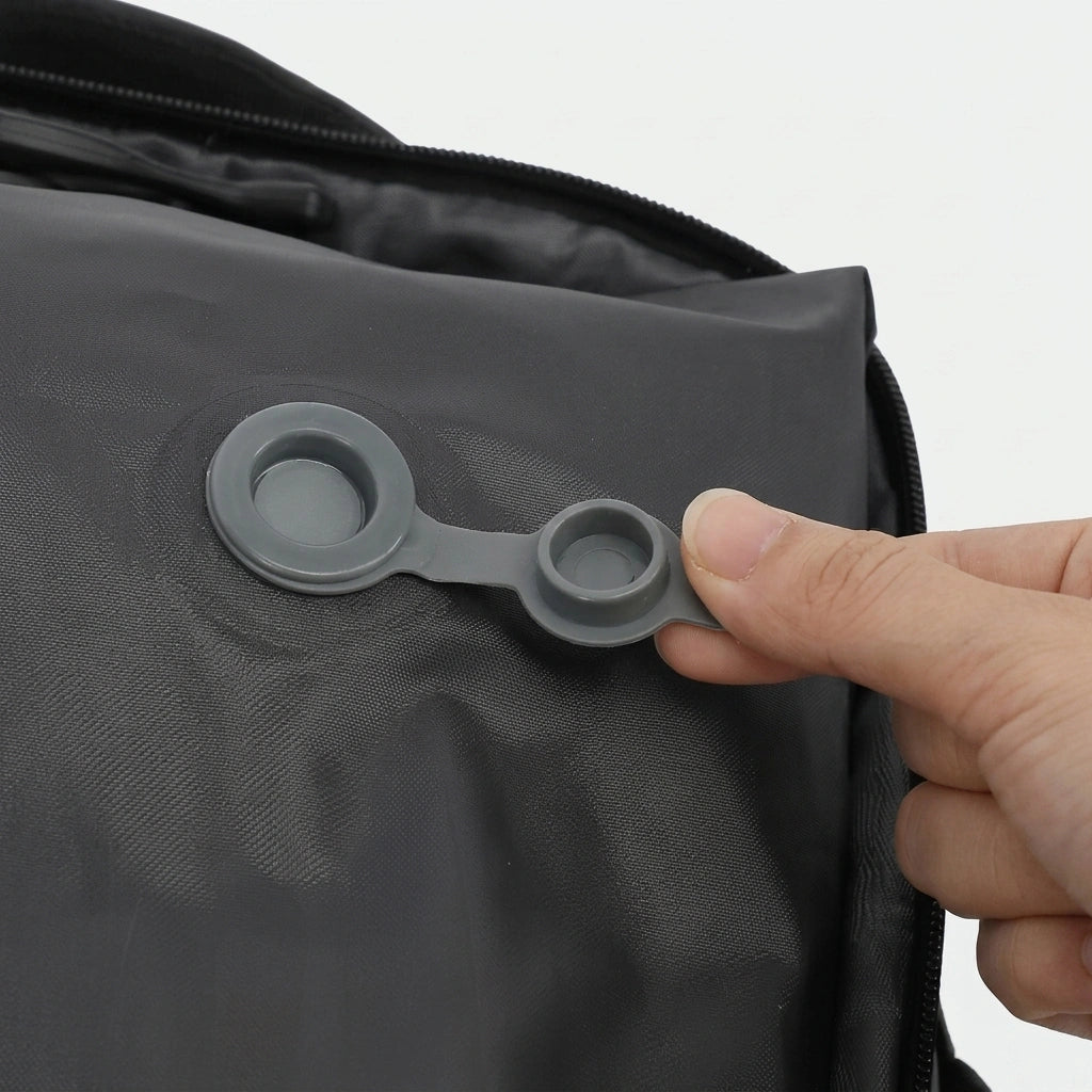 Gros plan sur la valve d'évacuation d'air du sac de compression intégré au sac à dos de voyage noir
