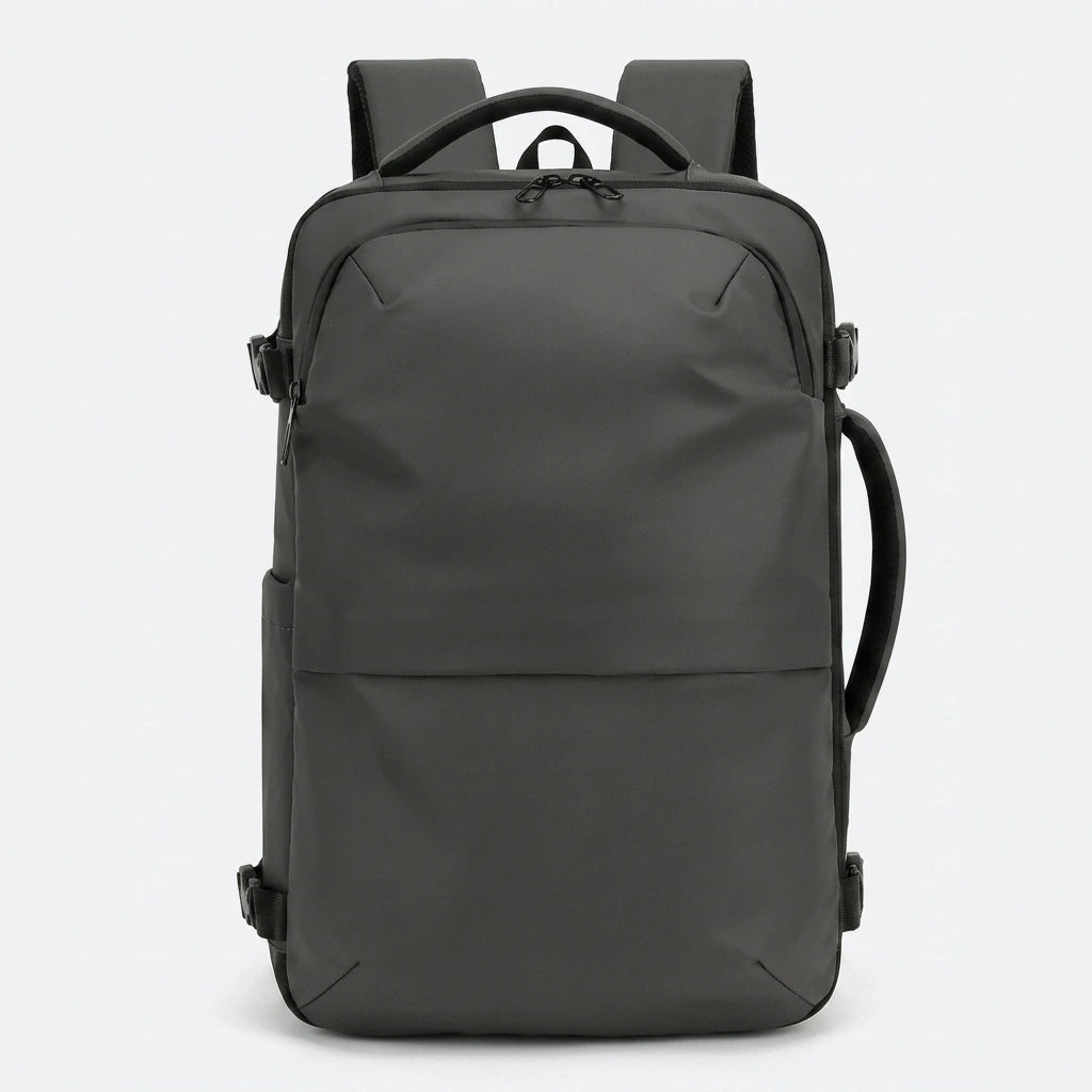Sac à dos de voyage gris anthracite vue de face avec design épuré et sangles de compression latérales