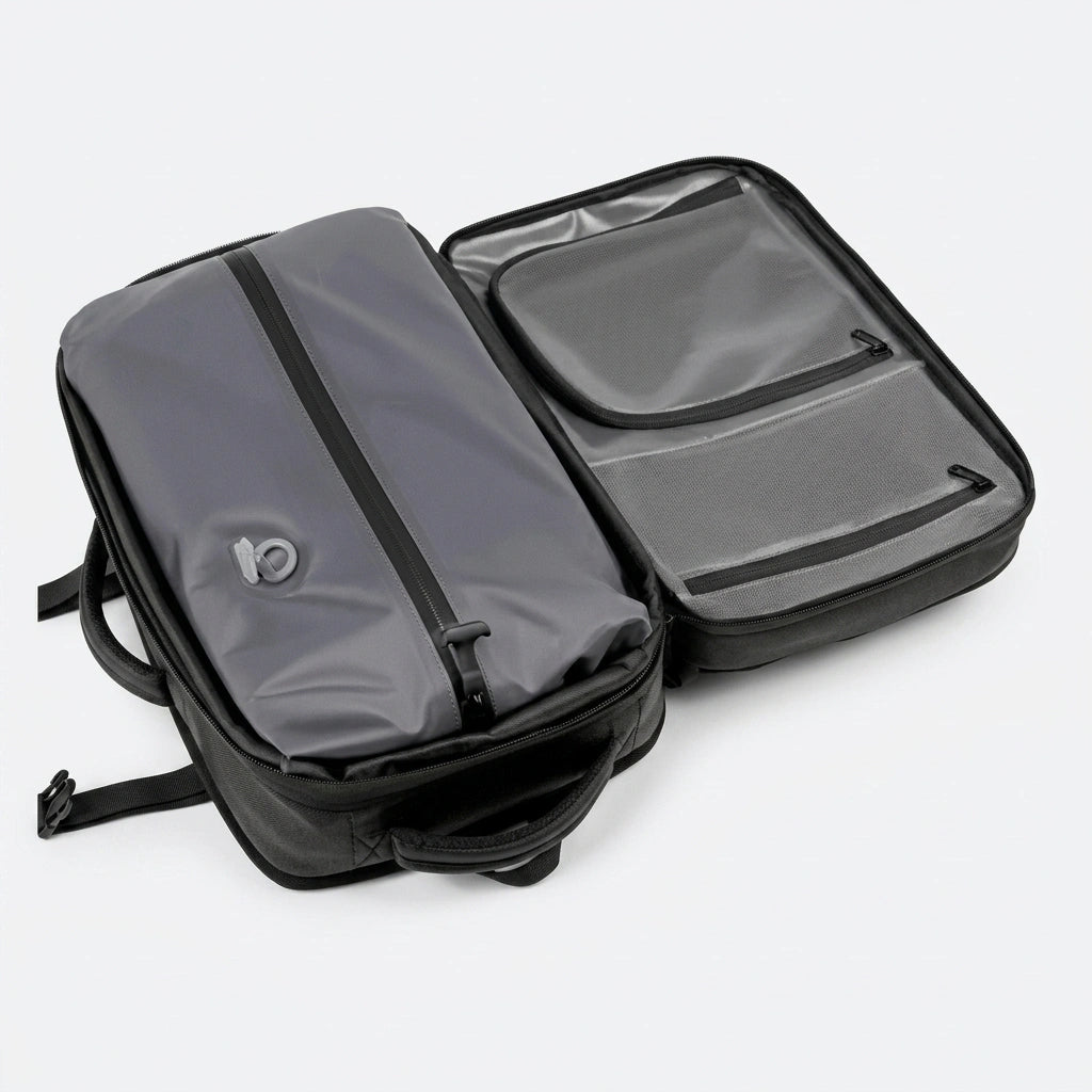 Sac à dos cabine noir ouvert montrant le sac de compression avec valve et les poches organiseur en filet
