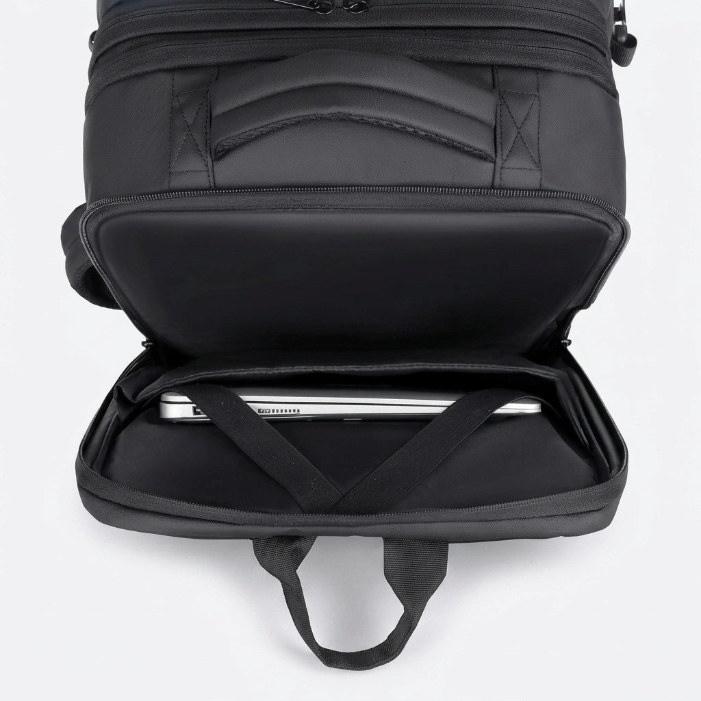 Compartiment inférieur ouvert du sac à dos cabine noir avec laptop maintenu par des sangles élastiques