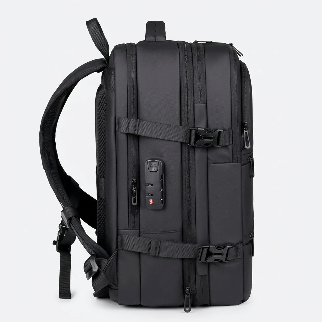 Vue latérale du sac à dos cabine noir avec cadenas TSA intégré, sangles de compression et bretelles