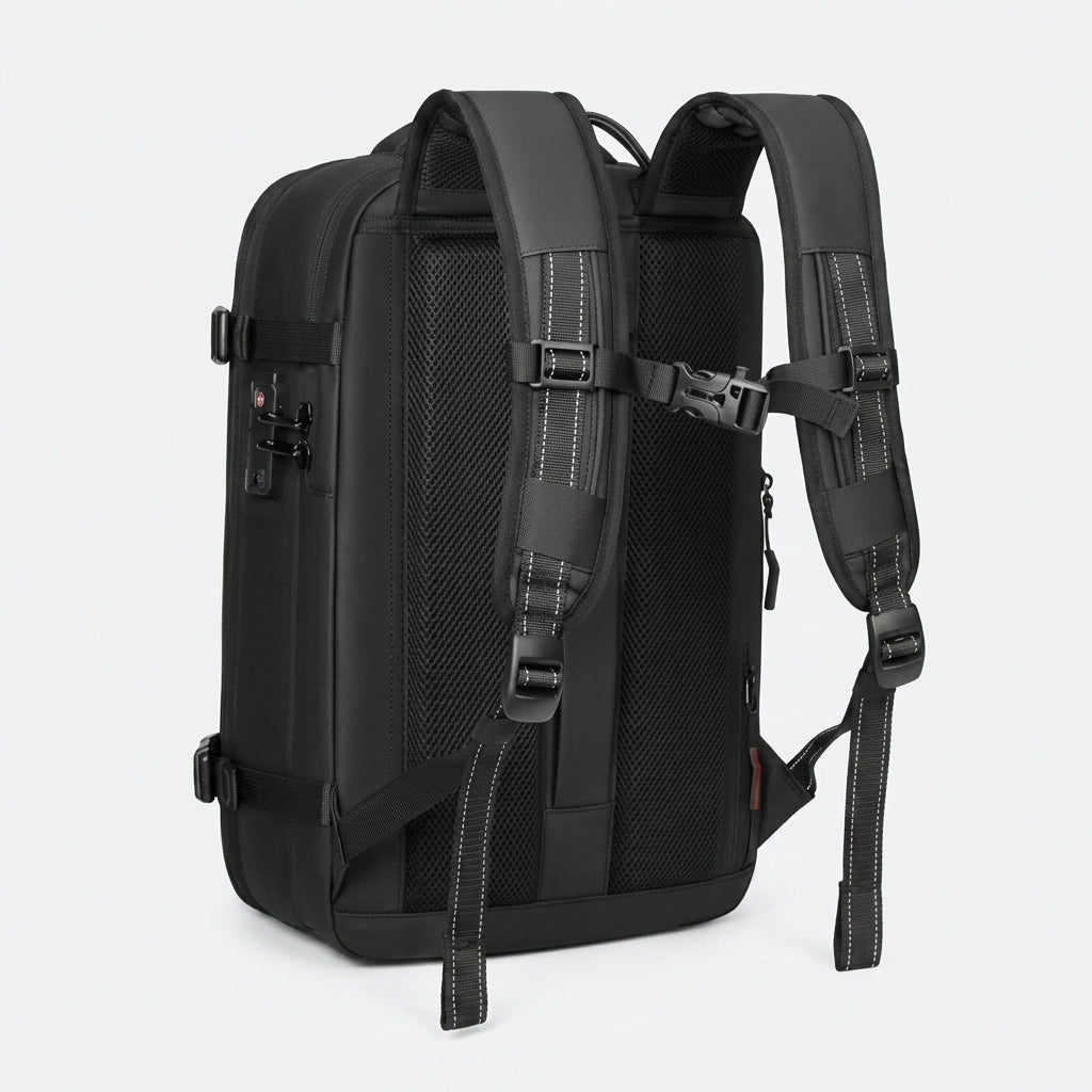 Vue arrière trois-quarts du sac à dos cabine noir avec panneau mesh, sangle pectorale et cadenas TSA