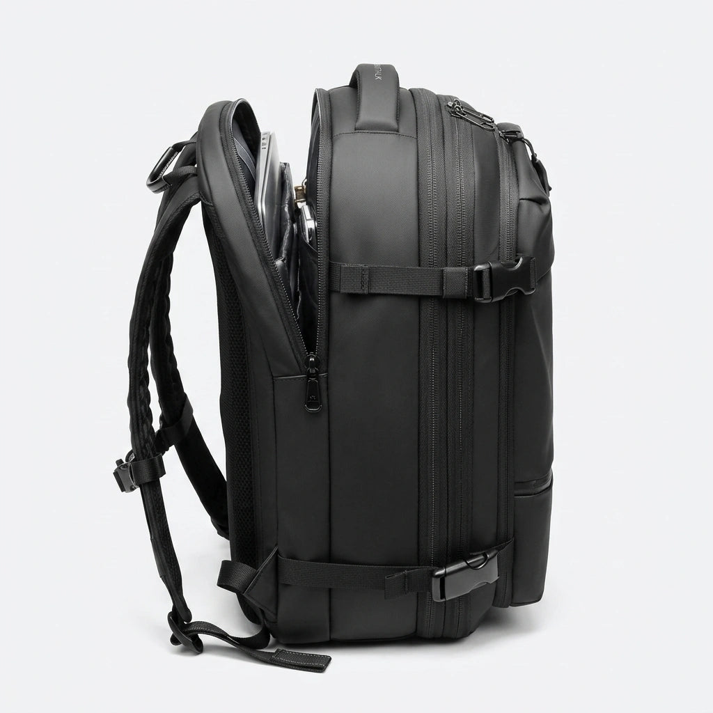 Sac à dos cabine noir vue latérale avec compartiment laptop ouvert et ordinateur portable dépassant