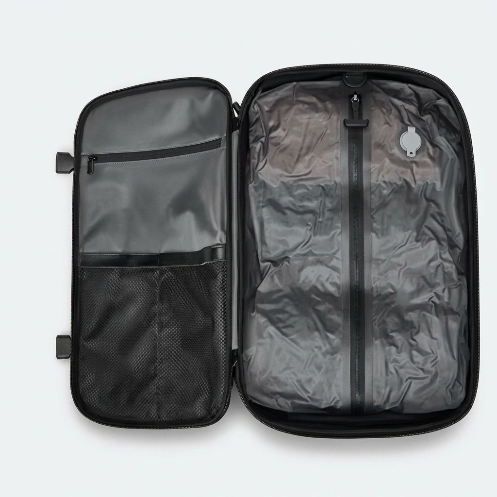 Sac à dos cabine noir ouvert à plat montrant le sac de compression avec valve et poches filet au rabat
