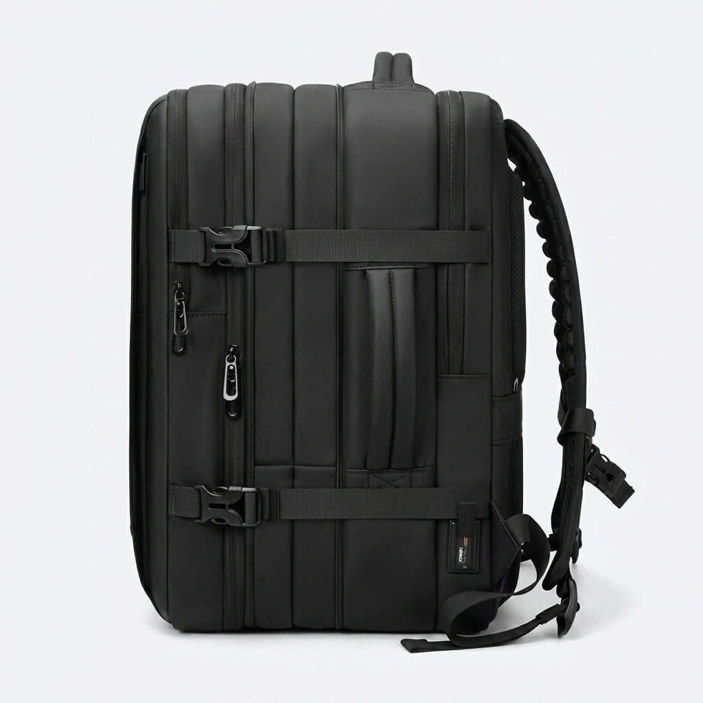 Vue latérale du sac à dos cabine noir en mode étendu avec sangles de compression et bretelles rembourrées