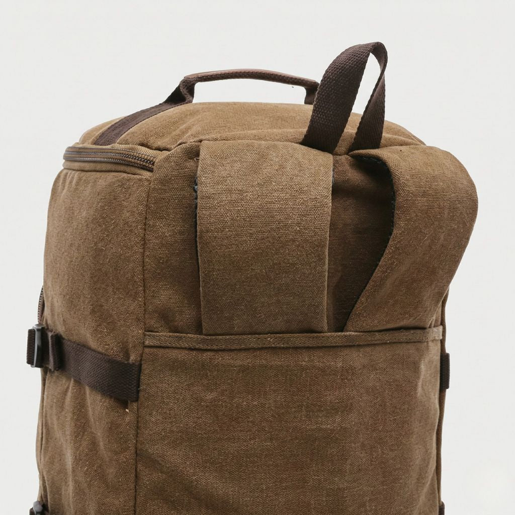 Vue du dessus du sac de voyage duffle brun camel montrant le zip périphérique et les attaches de bandoulière