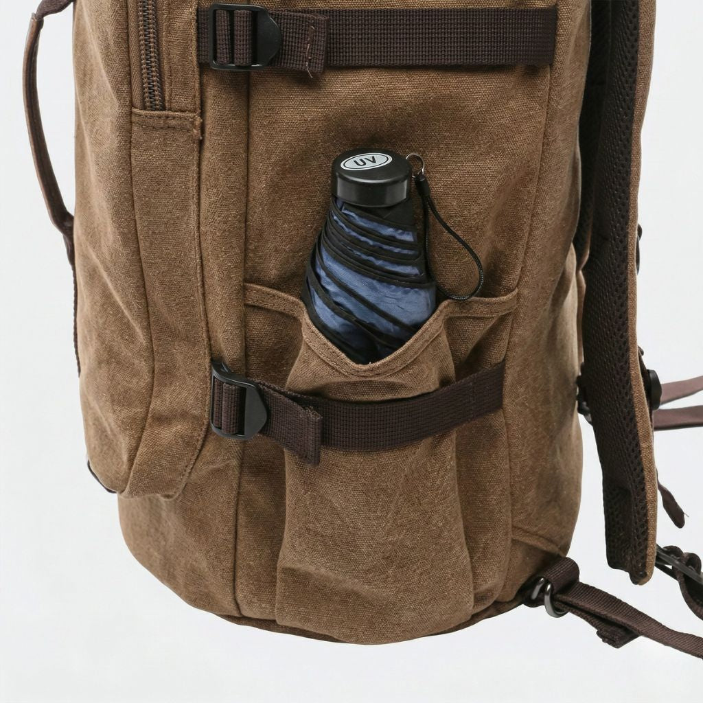 Poche latérale d'un sac à dos duffle en toile lavée brune avec parapluie compact glissé dedans Image
