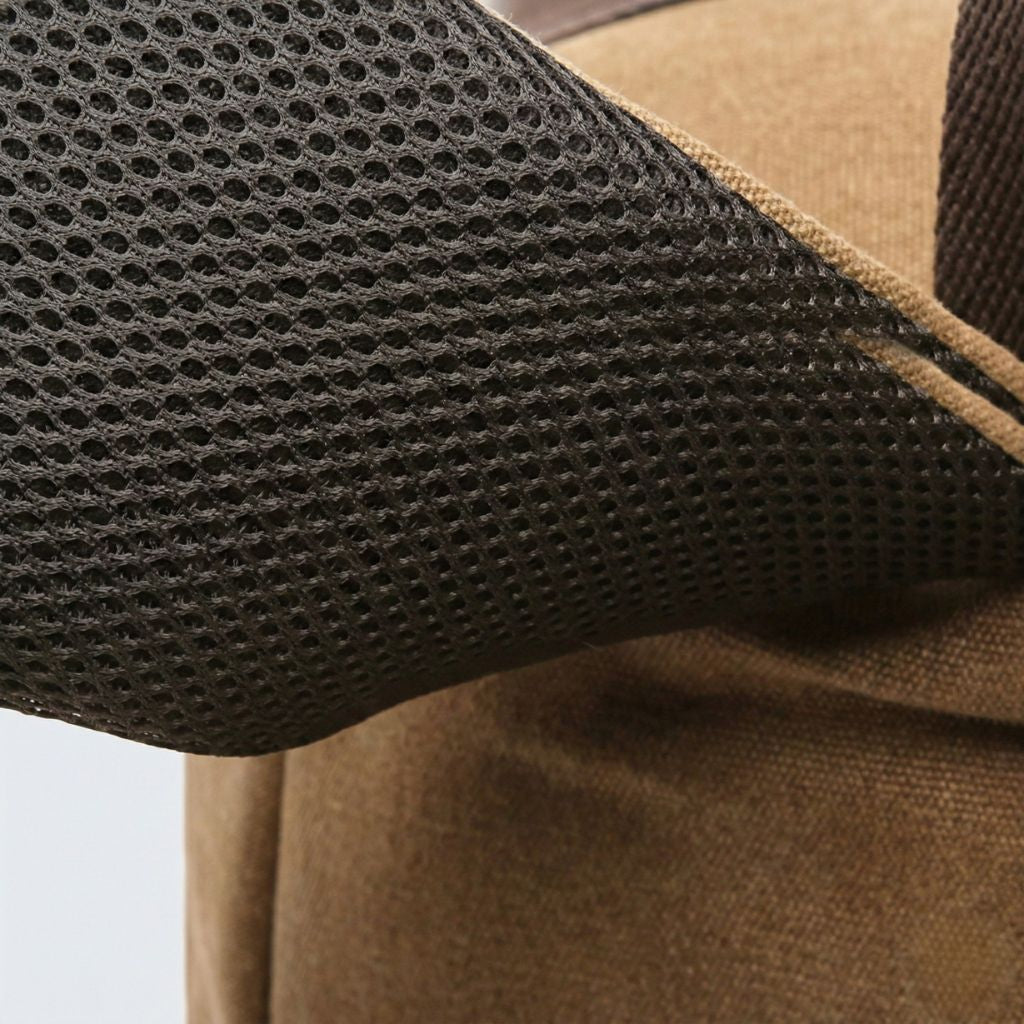 Gros plan de la bretelle rembourrée en mesh respirant noir du sac à dos de voyage pour un portage confortable