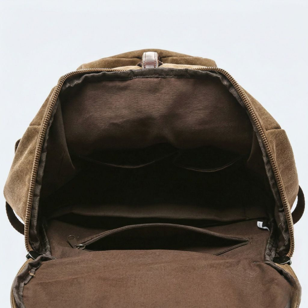 Intérieur du sac de voyage convertible avec doublure marron, compartiment principal et poche intérieure zippée