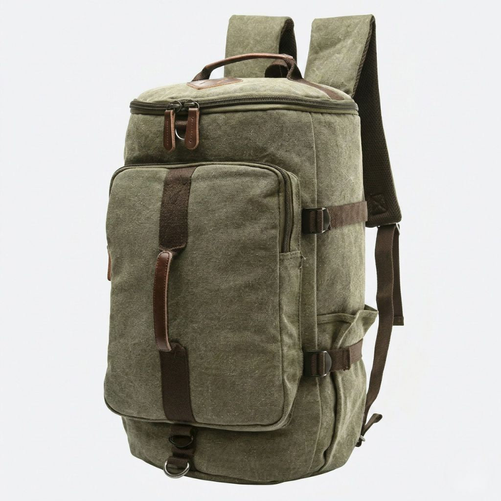Vue 3/4 du sac de voyage duffle vert kaki en toile lavée, bretelles sac à dos visibles et multiples poches