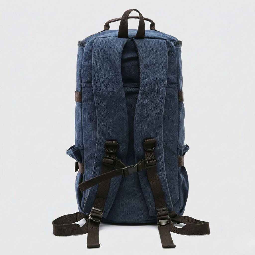 Dos du sac à dos de voyage bleu marine avec bretelles larges rembourrées, sangle ventrale et passants noirs